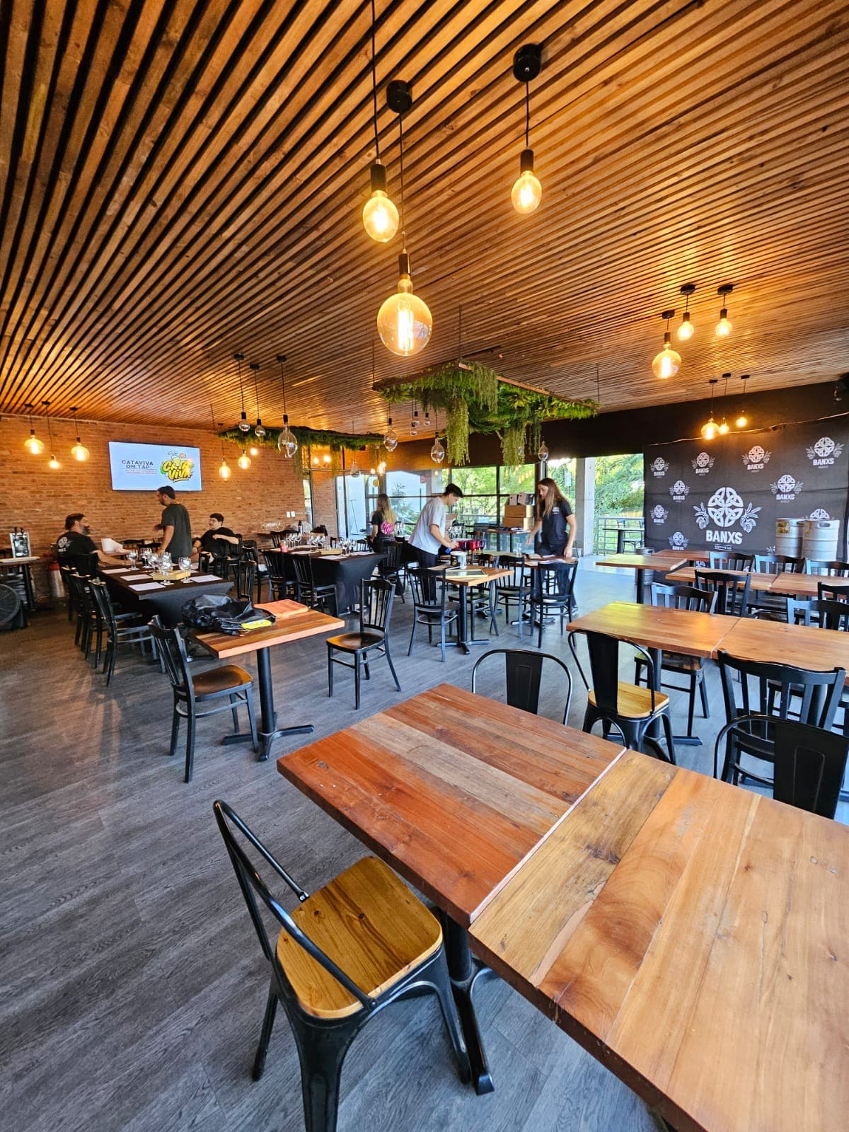 Interior del restaurante La Fuente 19 en Lo Barnechea - Comida casera y cerveza artesanal Banxs